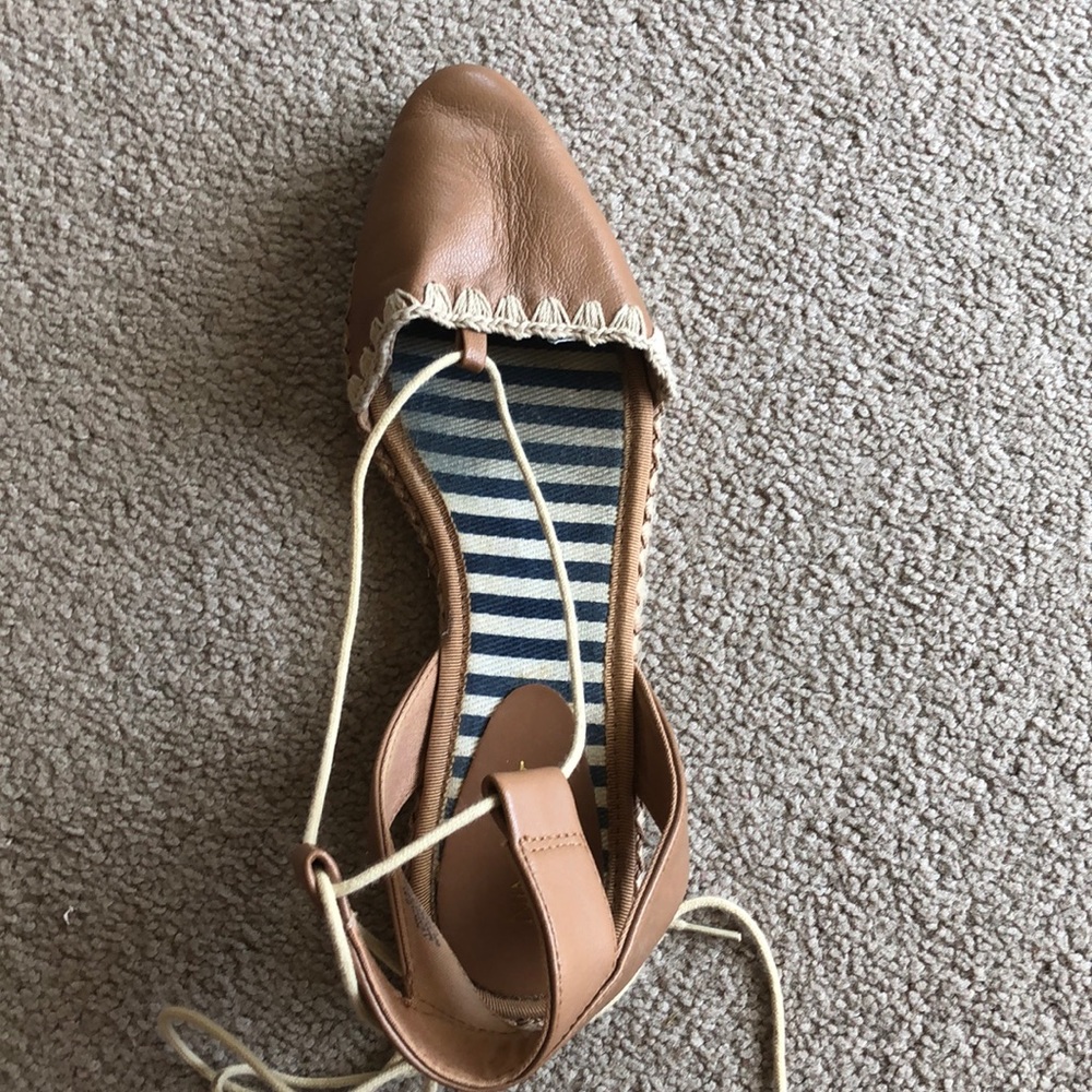 Adorable closed toe sandals with string to adjust! - Picture 2 of 4